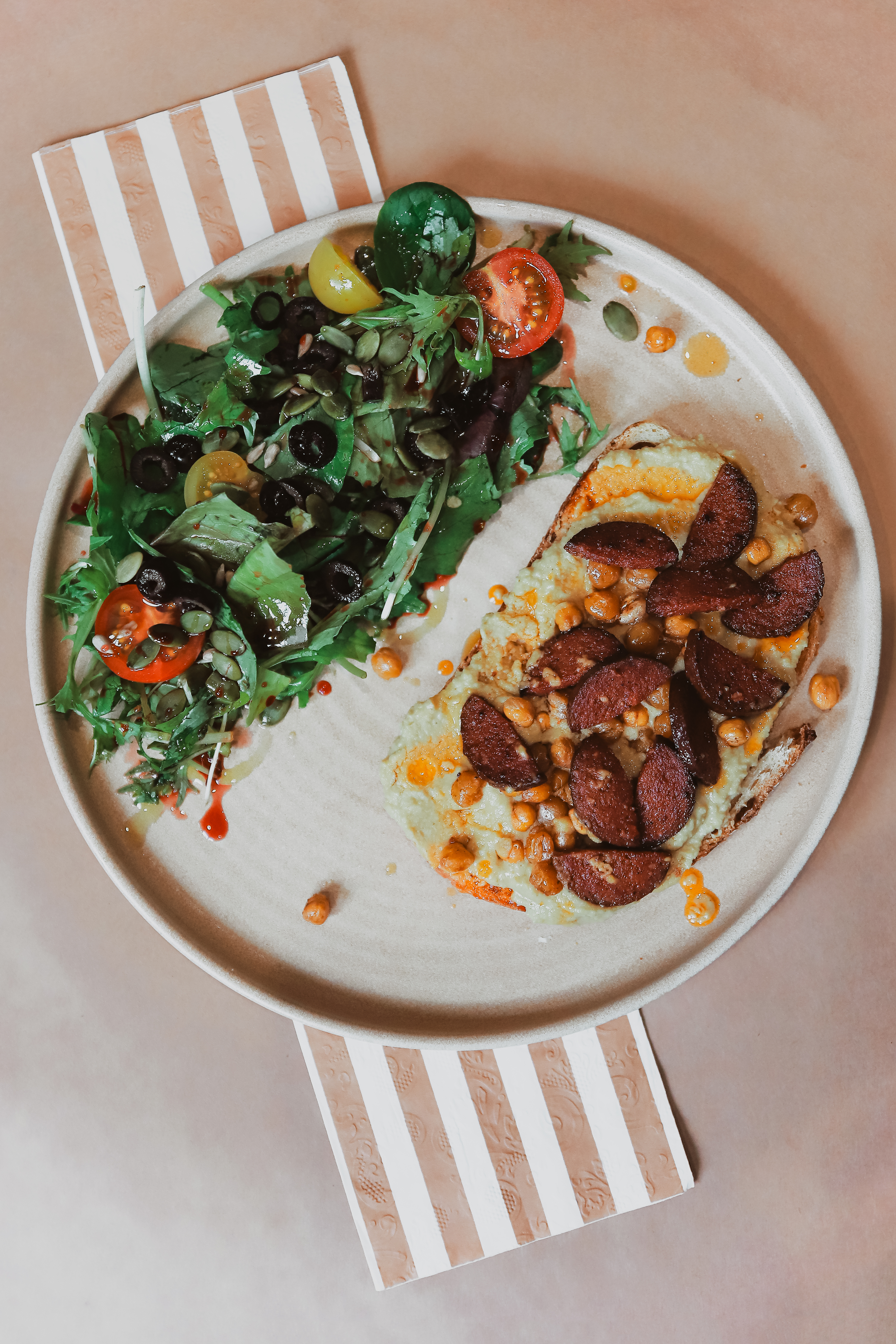 Kasap Sucuklu Humus Tartine